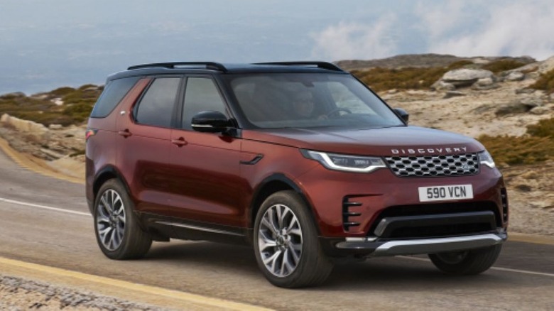 A Land Rover Discovery Metropolitan edition parket outside a quant yet modern home in the driveway