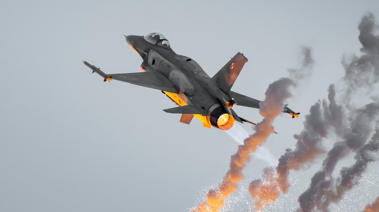 a F-16 releasing flares