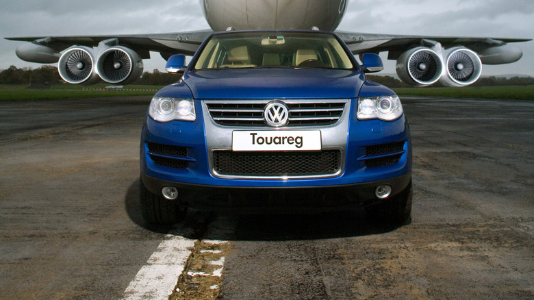 VW Touareg V10 TDI towing a Boeing 747
