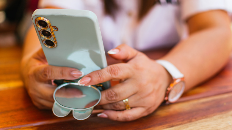 woman holding phone with popsocket grip