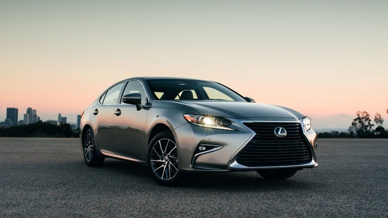 A silver 2016 Lexus ES 350