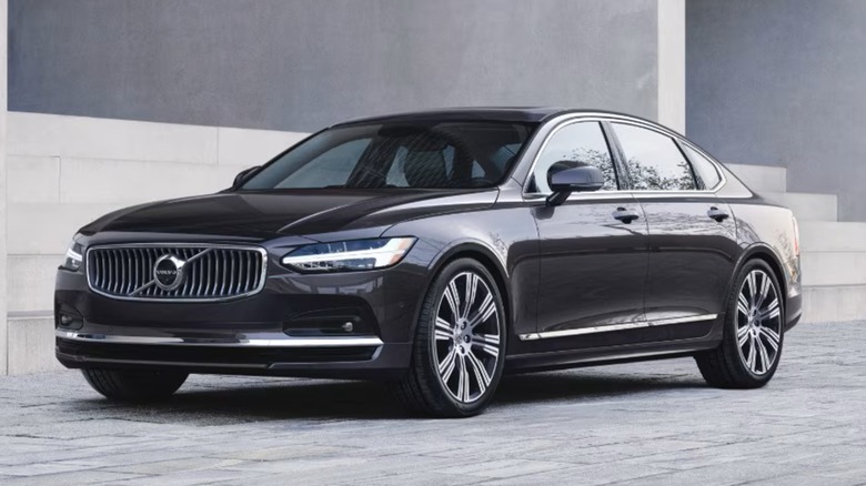 A black Volvo S90 Showpiece