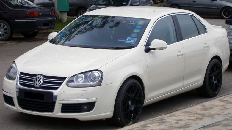 A 2008 white Volkswagen Jetty