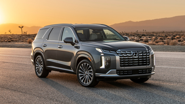 2025 Hyundai Palisade front 3/4 view during sunset