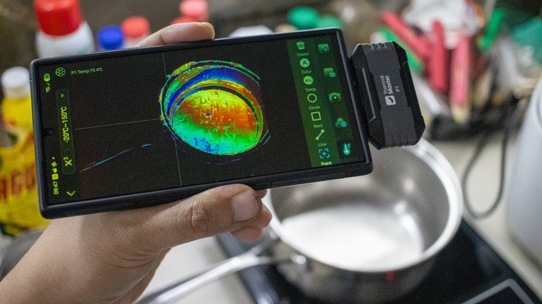 measuring the temperature of a pot with the Thermal Master P1