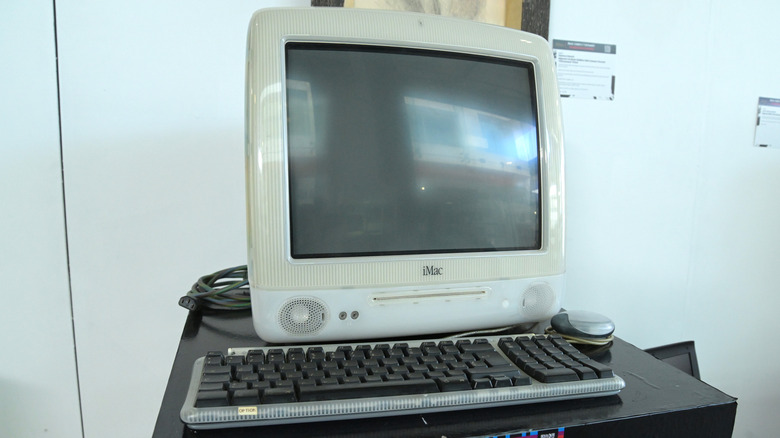 An old Apple G3 iMac