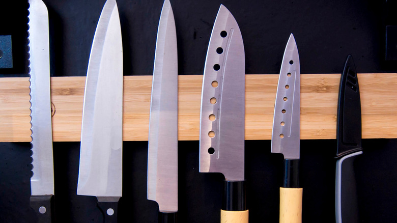 Knives on a magnetic block