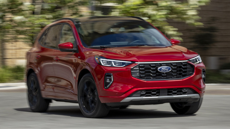 2025 Ford Escape 2.0 EcoBoost dynamic image front 3/4 view