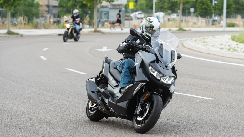 A BMW C400 GT cornering