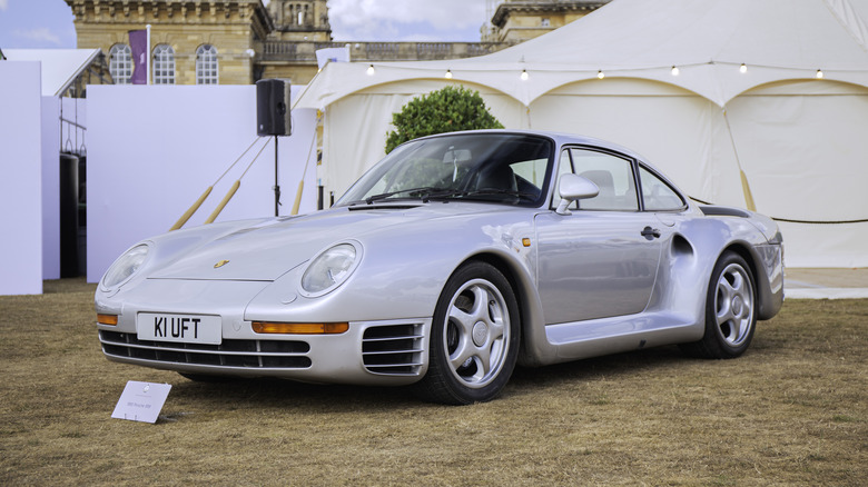 Porsche 959 on display