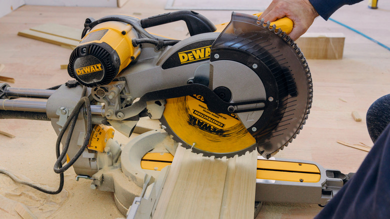 DeWalt sliding compound miter saw