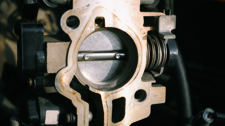 A throttle body with return spring on the right