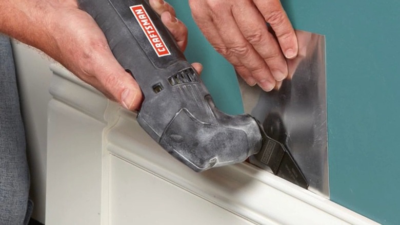 Removing wall trim with oscillating multi-tool