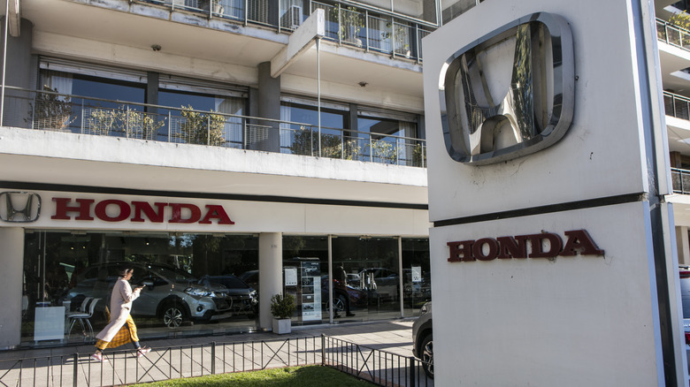 Honda dealership with crossovers