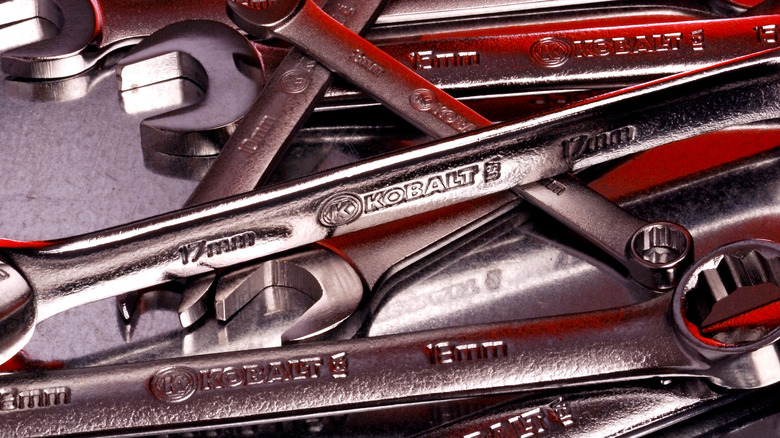 A pile of wrenches