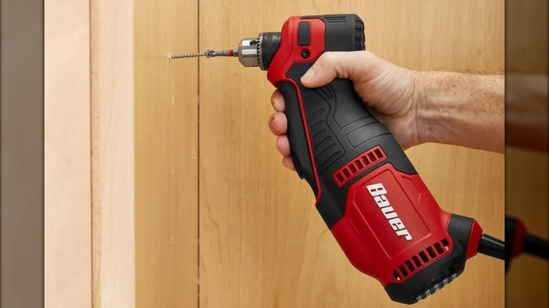 driving a screw with the Bauer close quarters drill