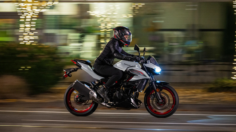 Kawasaki Z500 being ridden at night