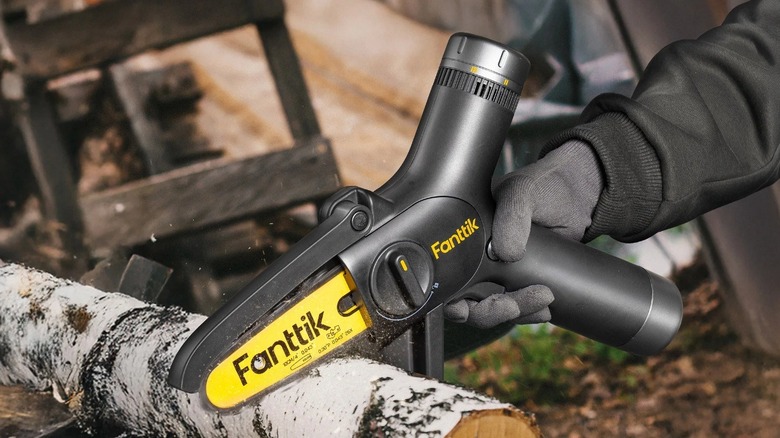 Fanttik mini chainsaw cutting branch