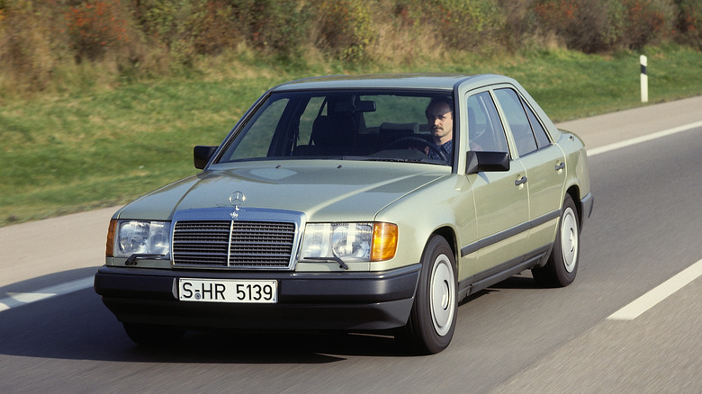 Mercedes-Benz 124 200D front 3/4 view while driving