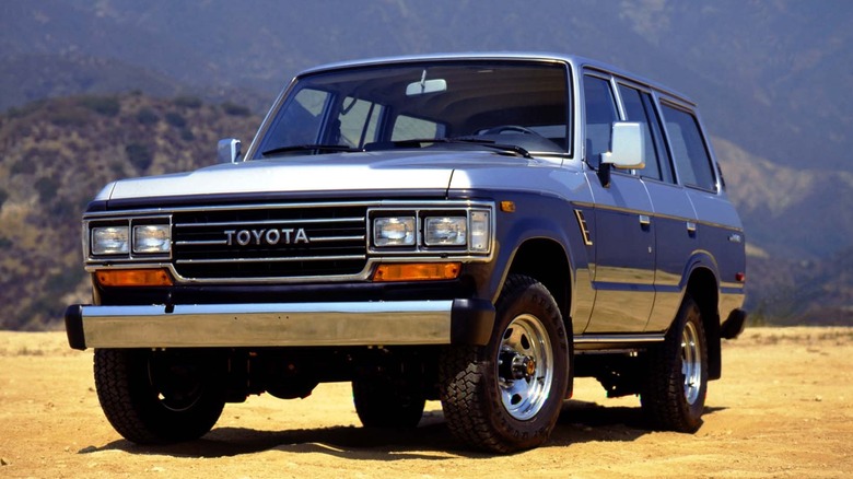 1988 Toyota Land Cruiser FJ62 front 3/4 view