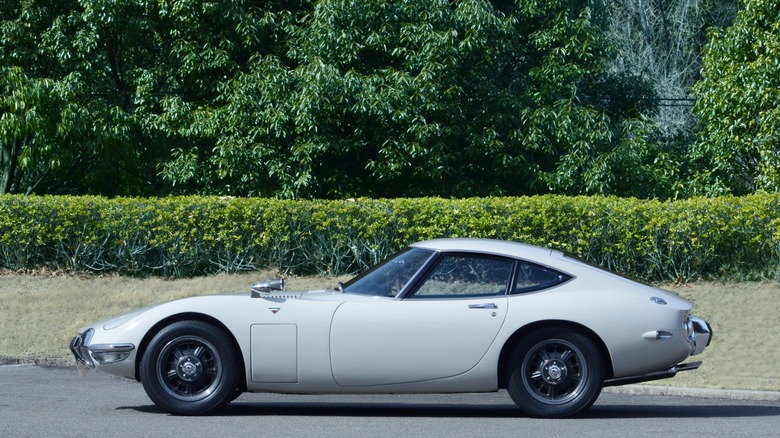 Toyota 2000GT side profile