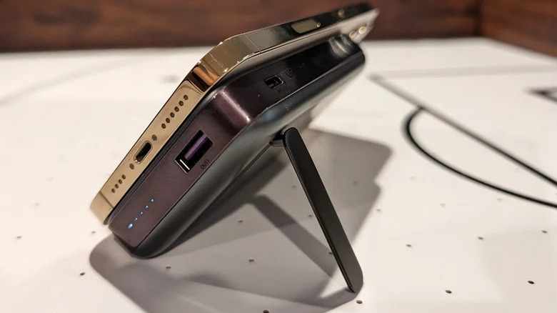 Ugreen Magnetic Battery Mini attached to a phone