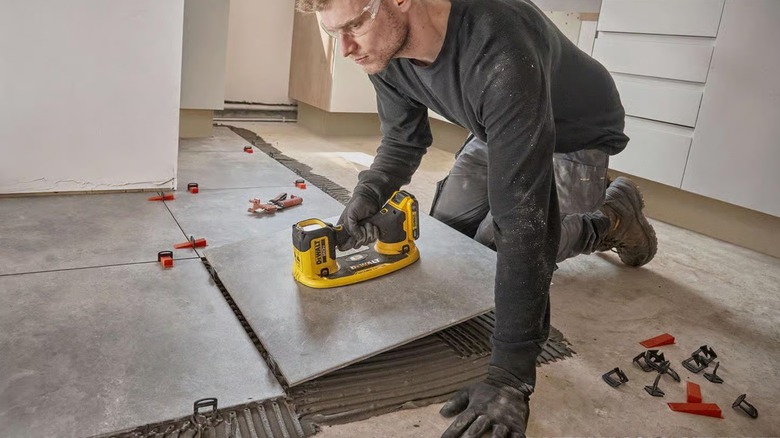 DeWalt 20V Max Grabo Lifter