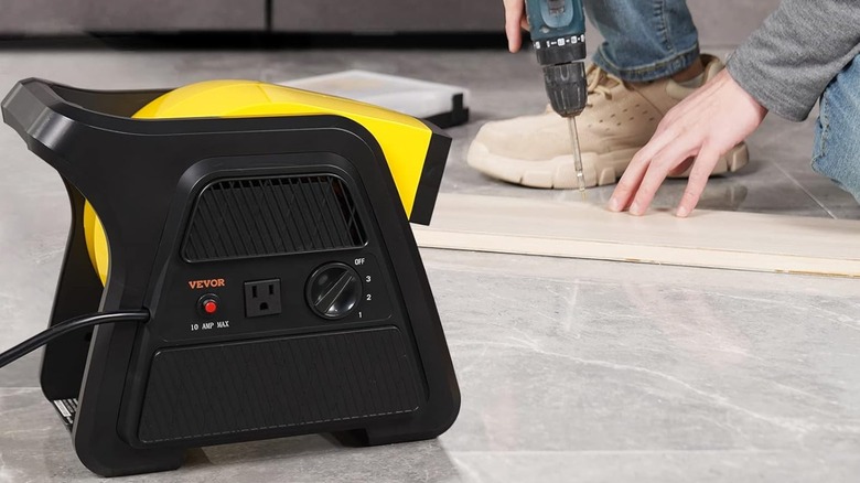 The Vevor floor blower in action