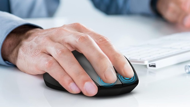 Hand on a Tecknet mouse