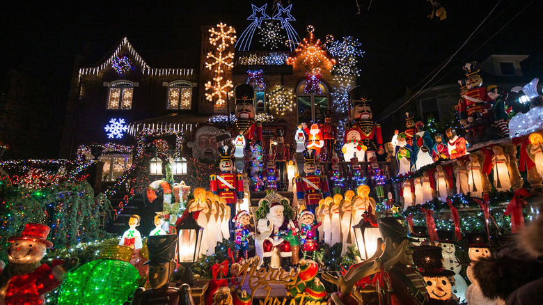 A house decorated with many Christmas decorations