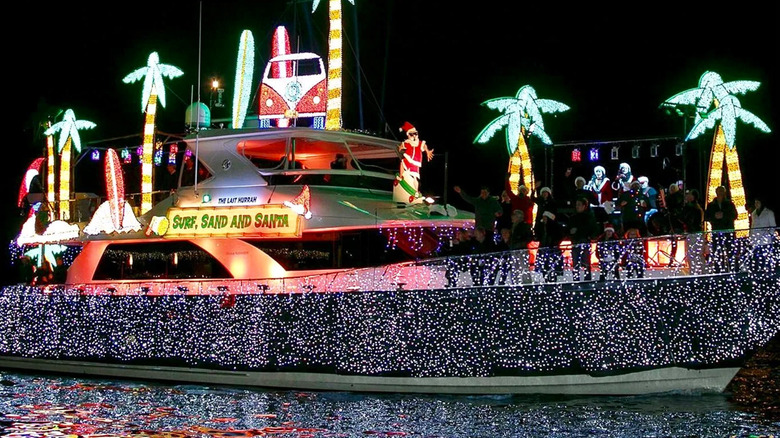 A boat decorated with Christmas lights and decorations