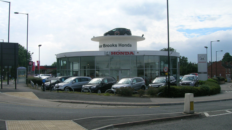 A Honda dealership at an intersection corner