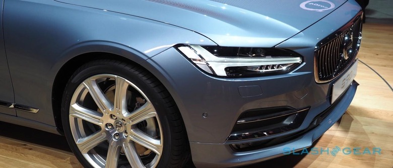 2017-volvo-s90-hero0