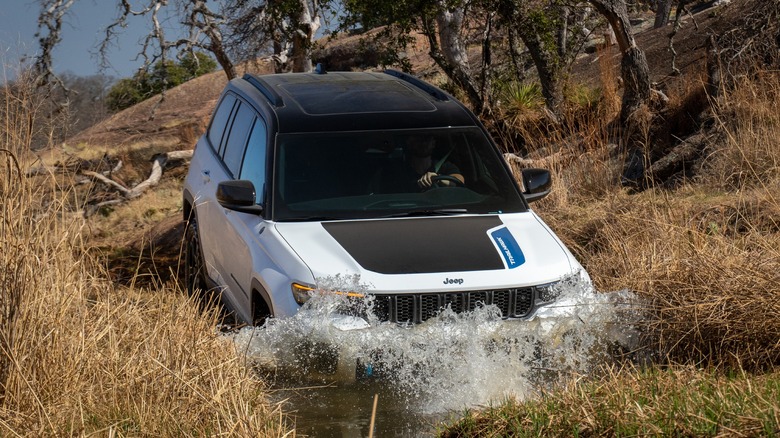 2022 Jeep Grand Cherokee 4xe off-road