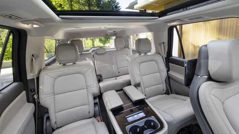 2022 Lincoln Navigator second row