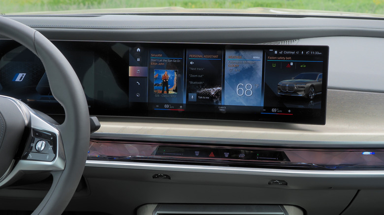 2023 BMW i7 infotainment screen