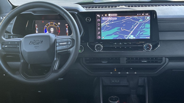 2023 Chevrolet Colorado cockpit