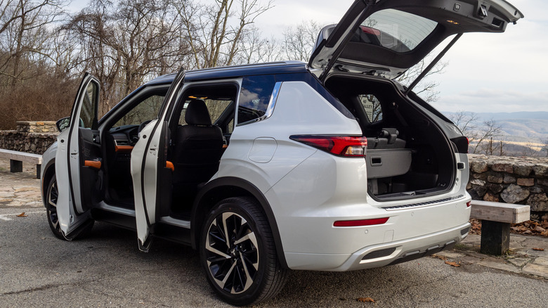 2023 Mitsubishi Outlander PHEV trunk open