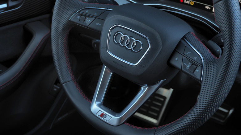 2025 Audi SQ7 steering wheel detail