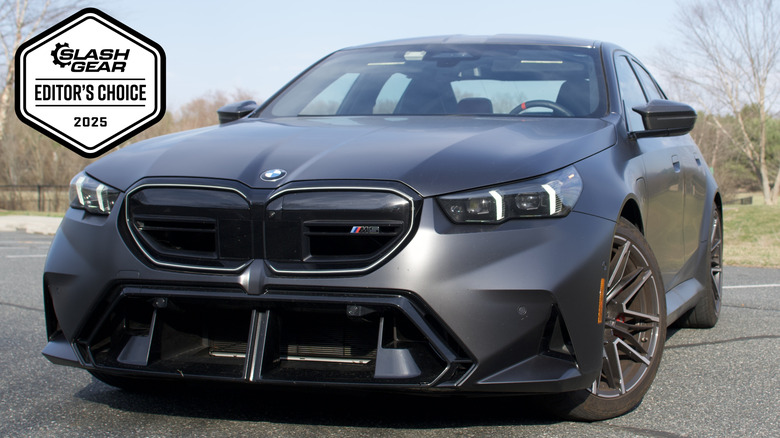 2025 BMW M5 front 3/4 view