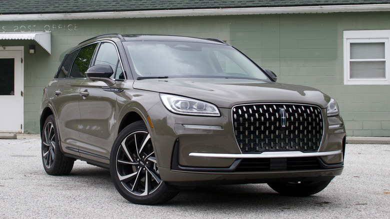 2025 Lincoln Corsair front 3/4 view
