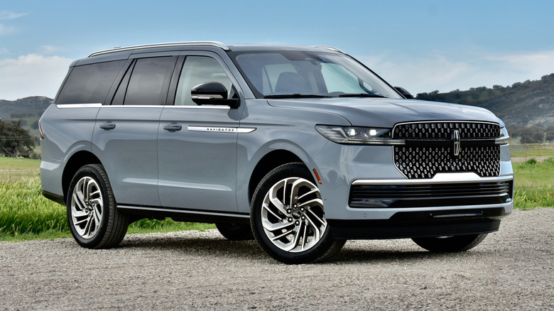 2025 Lincoln Navigator front three quarter view.