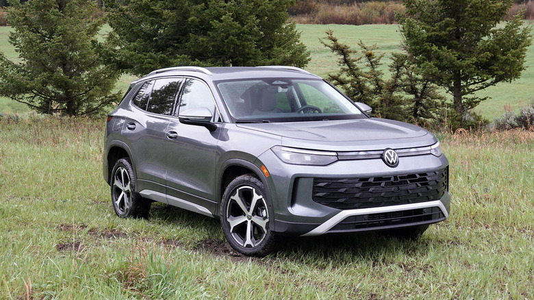 2025 Volkswagen Tiguan front three quarters