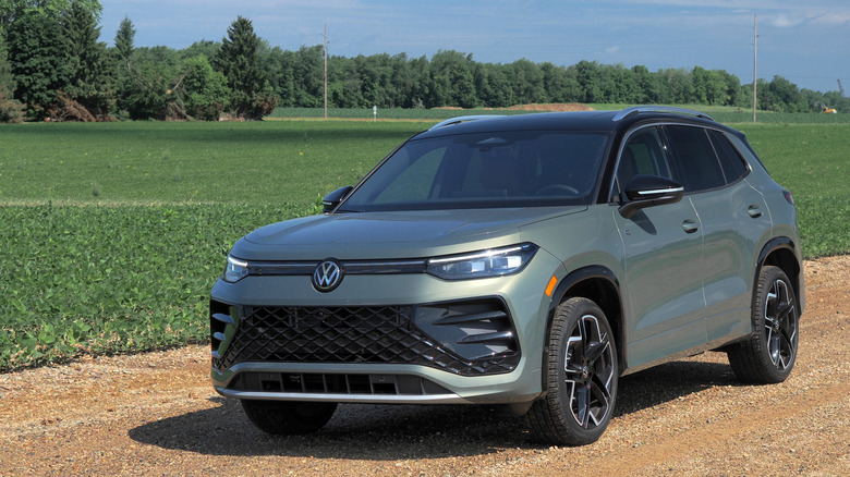 2025 VW Tiguan front 3/4 view