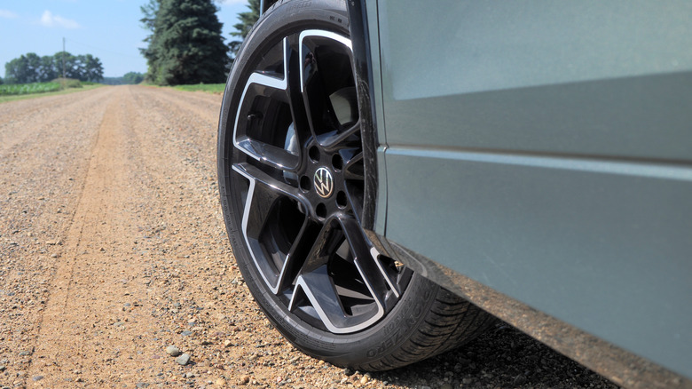 2025 VW Tiguan 20" wheel detail