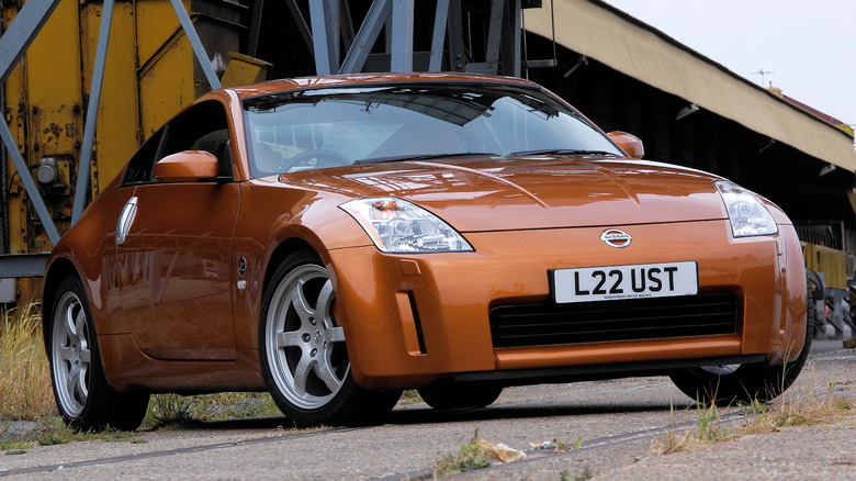 Nissan 350Z/Fairlady Z with factory background