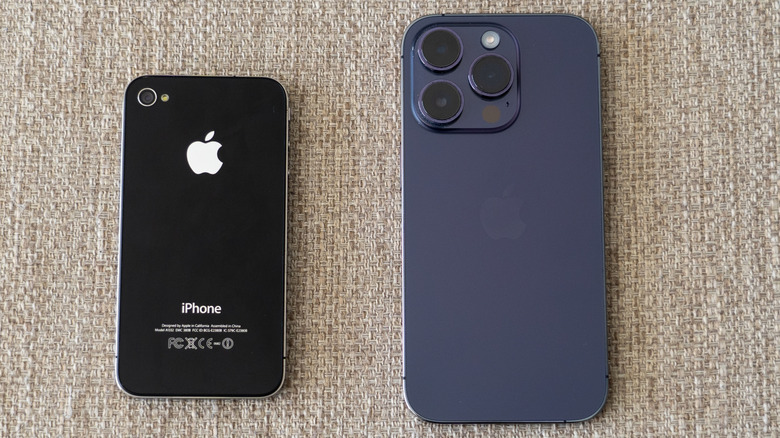 iPhone 4 and iPhone 14 side by side