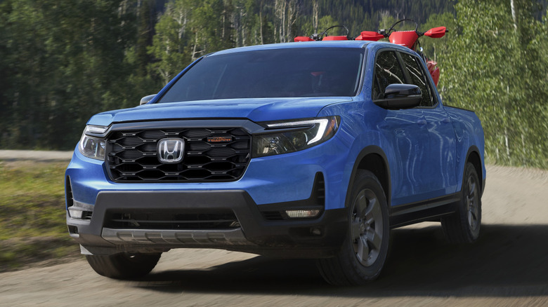 Front 3/4 view of the 2025 Honda Ridgeline
