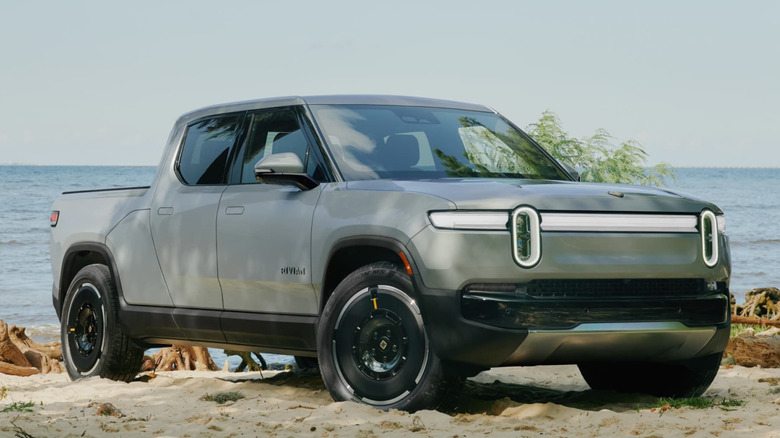 Front 3/4 view of 2025 Rivian R1T