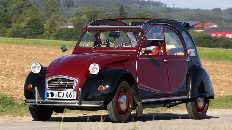 Citroën 2CV Charleston Edition parked on road, front-left 3/4 view